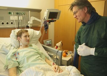 Der Auer Kevin Kerrutt mit TV-Moderator Peter Escher, der der Familie geholfen hatte.