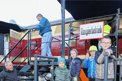 Extra für die Kinder fuhr Sven Schürer die Rollstuhlrampe einmal hoch.