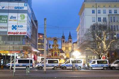 Polizeifahrzeuge stehen am Samstag vor dem Eingang zum Weihnachtsmarkt. Auf dem Weihnachtsmarkt in Magdeburg ist ein Autofahrer in eine Menschengruppe gefahren. 