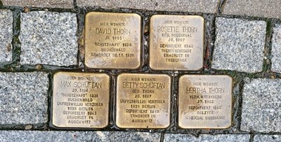 Fünf Steine wurden vor acht Jahren für mehrere Familienmitglieder verlegt. Ein weiterer Stein wurde im letzten Moment zurückgehalten. 