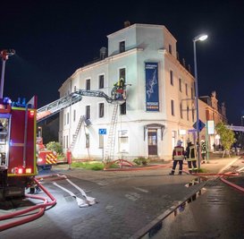 Neben dem Drehleiter-Fahrzeug der Freiwilligen Feuerwehr Flöha wurde sicherheitshalber auch die Drehleiter aus Oederan angefordert. Insgesamt waren 79 Brandschützer und 15 Fahrzeuge im Einsatz. 