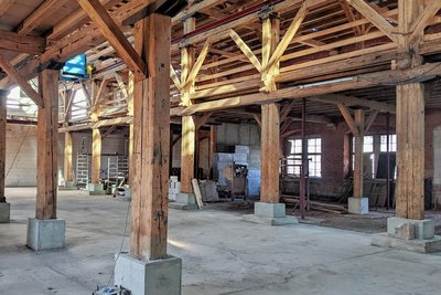 Blick in die denkmalgeschützte Holzgaleriehalle. Das Gebäude an der Zwickauer Straße gehört dem Maschinenbaubetrieb Serwema. Das Gebäude wird saniert und soll künftig nicht nur Firmen, sondern öffentlichen Veranstaltungen dienen.