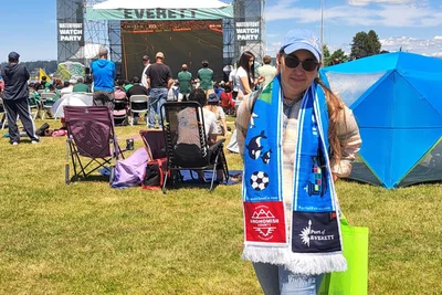 Auswanderin Verena Toth vor der Watchparty in Everett.