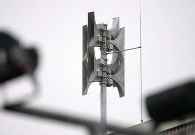Eine Sirene auf einem Haus. Am Donnerstag sollen bundesweit alle Warnsysteme für den Katastrophenschutz getestet werden.