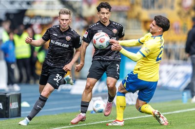 Kampf um den Ball: Braunschweigs Fabio Di Michele Sanchez (r) versucht, die beiden Dresdener Jonas Sterner (l) und Jason Ceka aufzuhalten.