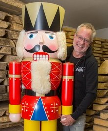 Tino Günther mit dem neuen Wächter des Seiffener Sternenmarktes. 