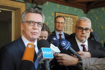 Innenminister Thomas de Maizière (l.) kann nach dem Gespräch mit Marokkos Premier Abdelilah Benkirane (r.) Resultate verkünden.