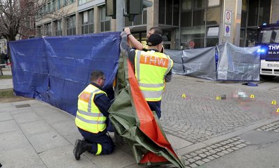 THW-Mitarbeiter hängen Planen zum Sichtschutz auf. 
