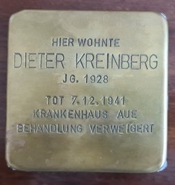 Der sechste Stein. Die Stadt will seine Inschrift jetzt ändern lassen.