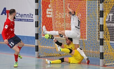 Mit vollem Einsatz verhinderte Hot-05-Torwart Johan Vavrek zwei Minuten vor dem Ende gegen Josip Cacic einen weiteren Gegentreffer für sein Team - und wendete damit eine drohende Verlängerung ab. 