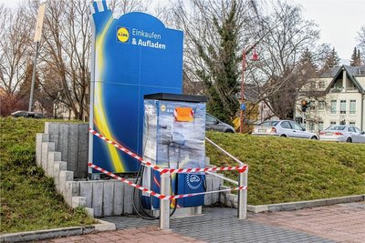 In Niederwürschnitz zerstörten Unbekannte mit Böllern eine E-Ladesäule. Schaden: 50.000 Euro. 