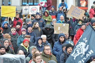 Auf dem Obermarkt in Freiberg demonstrierten am 4. Februar mehrere hundert Menschen gegen Rechtsextremismus.