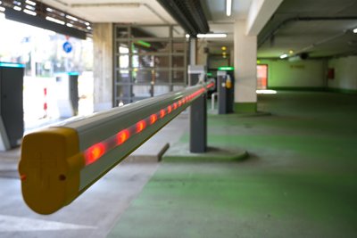 In einem Chemnitzer Parkhaus verursachte ein Rentner erheblichen Schaden.