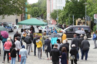 Bei einer Kundgebung gegen die Einschränkung von Grundrechten im Zusammenhang mit der Corona-Pandemie ist am Samstagnachmittag am Wendedenkmal in Plauen die Gründung einer Bürgerinitiative "Querdenker 2020" bekanntgegeben worden.