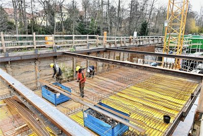 Auf der Baustelle für das künftige Regenrückhaltebecken waren am Mittwoch Metallflechter am Werk. 