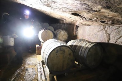 20 Eichenholzfässer lagern mit ihrem edlen Inhalt auf der 1. Sohle des Freiberger Forschungs- und Lehrbergwerks Reiche Zeche.