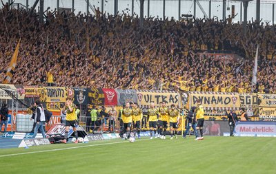 Tausende Fans von Dynamo Dresden beim Spiel in Braunschweig.