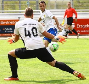 Szene aus dem Auftaktspiel: Michael Jokesch vom Oelsnitzer FC scheitert am Torwart des SV Tanne Thalheim, Simon Karsunke. Auch deshalb behielten die Thalheimer am 26. Juni mit 3:1 die Oberhand. 