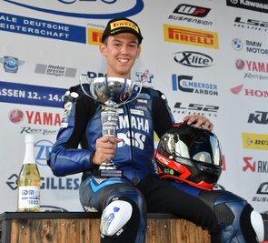 Da ist er, der lang ersehnte Siegerpokal. Albert Prasse aus Neukirchen konnte sich in Assen über seinen ersten großen Erfolg freuen. 