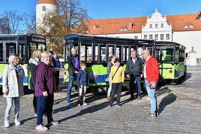 Die Bergstadt Freiberg ist derzeit voller Touristen. Wie andere Attraktionen auch, hat die Silberstadtbahn, hier mit Fahrer Mario Svoboda (rechts) vor der Abfahrt am Schlossplatz, gerade Hoch-Zeit. 
