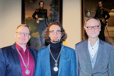 Martin Seltmann bei der Amtsübergabe mit Oberbürgermeister Sven Krüger (l.) und Holger Reuter (r.). 
