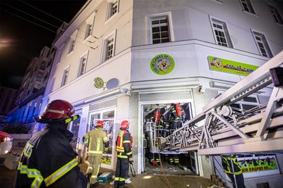 Unter der Decke am Eingang des Geschäftes war es Montagabend zum Brand gekommen.