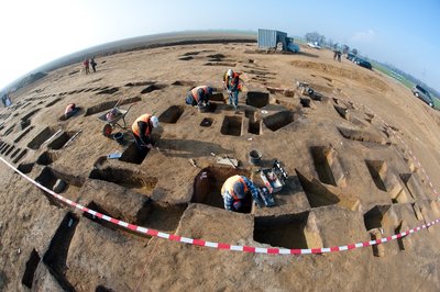 In jedem der Löcher steckte vor 7300 Jahren ein Holzpfeiler. Fotos: Uwe Mann 