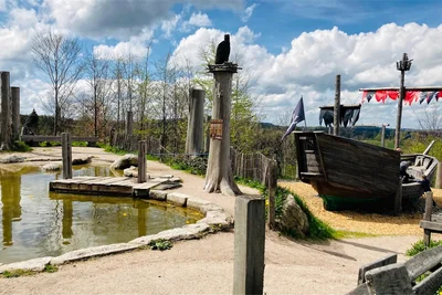 Am Adlerfelsen herrscht Sommer wie Winter Gästebetrieb. Nun soll das Touristenzentrum auf dem Berg – Adlersee und Piratenschiff gibt es bereits – um ein Wasserareal erweitert werden.