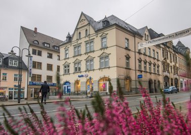 Das Haus in der Schwarzenberger Straße 1 in Aue. Hier lebten die jüdischen Familien Thorn und Schüftan. Die Stolpersteine wurden auf dem Fußweg vorm Haus ins Straßenpflaster eingelassen. 