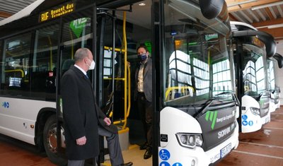 RVE-Geschäftsführer Roland Richter (vorn) und Scania-Verkaufsdirektor Luc Moulin schauen sich einen der neuen Hybridbusse an. 