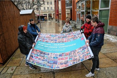 Mitarbeiter mehrerer Chemnitzer Kliniken wie Julia Grund, Gabriele Klughardt, Peter Schneider, Felix Wolf und Patrick Nitzsche (von links) protestieren gegen die Ungleichbehandlung bei den Corona-Prämien. 