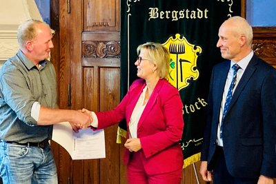 Stefan Uhlmann (l.) vom Touristenzentrum „Am Adlerfelsen“ in Eibenstock erhielt von Kultusministerin Barbara Klepsch den Fördermittelbescheid. Das freute auch Bürgermeister Uwe Staab.
