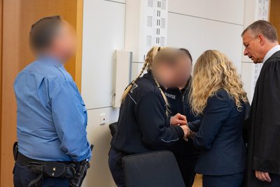 Die Ehefrau des Toten (rechts) hat mehrere Fahrsicherheitstrainings absolviert. Sie soll laut Anklage am Steuer gesessen haben.