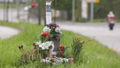 Auf dem Grünstreifen in der Mitte der Frankenberger Straße nahe der Dresdner Straße erinnern bis heute Blumen und ein Foto an den 35-jährigen Motorradfahrer, der dort im Juni vergangenen Jahres tödlich verletzt wurde. Er starb vier Tage später im Krankenhaus.