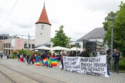 Die Linksjugend und Mitglieder der Partei Bündnis 90/Die Grünen sowie von Demokratie-Initiativen standen auf der anderen Straßenseite neben dem Nonnenturm.