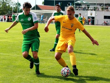 Jan Luderer (rechts) traf im Erstrundenspiel gegen Markkleeberg (4:2 nach Verlängerung) doppelt für den VfB Schöneck. Nun freut man sich in Schöneck auf Regionalligist Chemie Leipzig.