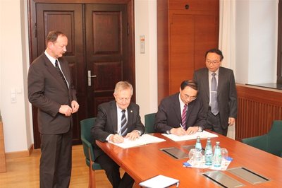 Rektor Prof. Bernd Meyer (l.)  und Rektor Prof. Ge Shirong bei der Vertragsunterzeichnung heute Vormittag in Freiberg.