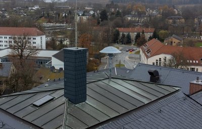 In Rodewisch war von einst sechs alten Sirenen nur die auf dem Dach der Grundschule erhalten geblieben. Die Stadt legt jetzt los und lässt zwei moderne elektronische Sirenen installieren. 