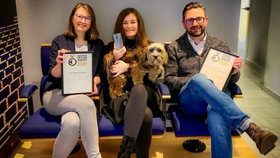 Die Zwickauer haben einen deutschlandweiten Designpreis gewonnen. Im Foto (von links): Susan Födisch, Anke Friedrich, Tom Blechschmidt und mittendrin der vierbeinige Feel-Good-Manager August. 