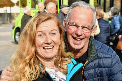 Kerstin und Michael Kaiser aus Dortmund sind mit dem Wohnmobil in Freiberg. Nach einer Runde mit der Silberstadtbahn sind sie begeistert. "Leider war eine Führung unter Tage nicht möglich, als Bergmann und Steiger hätte ich das gern gemacht", so Michael Kaiser. Am Abend wollten die beiden nach Dresden, um ihre Tochter zu besuchen. (mer) 