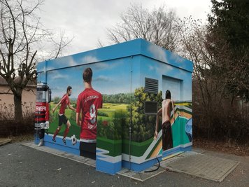 Kunst am Beton neben der Gornauer Turnhalle. 