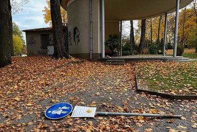 Ein herausgerissenes Verkehrsschild mit Parkordnung lag quer vorm Pavillon im Reichenbacher Stadtpark. An die Säulen wurden Hakenkreuze und Naziparolen geschmiert. 