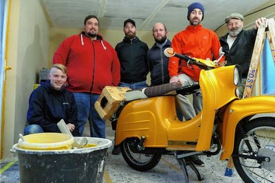 Noch sind die Malerarbeiten nicht ganz abgeschlossen, doch Bennett Hirmer, René Post, Maurice Arnold, Sören Günther, Tobias Gläßer und Sven Stettin (von links) fühlen sich im Domizil des neuen Gornsdorfer Vereins schon ziemlich wohl. 