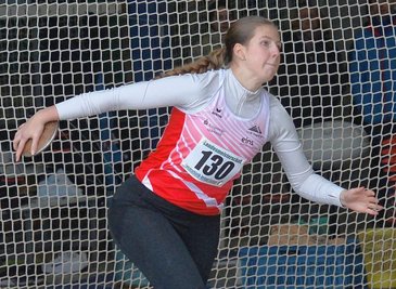 Nachdem sich Nora Richter bei den Landesmeisterschaften noch mit Platz 2 begnügen musste, wurde die U-18-Starterin vom LV 90 Erzgebirge nun mit 36,17 Metern mitteldeutsche Meisterin im Diskuswerfen. 