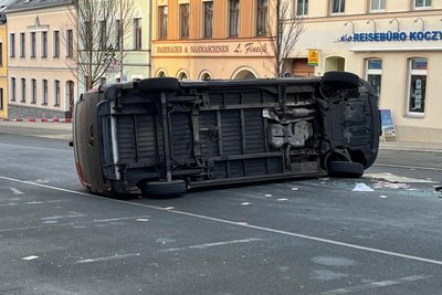 Bei einem Unfall am Donnerstagnachmittag in Oelsnitz kippte ein Transporter auf die Seite.
