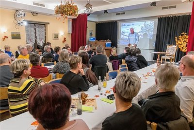 Zahlreiche Interessierte waren der Einladung des Rothenthaler Ortschaftsrates gefolgt und erinnerten sich im Haus der Begegnung an das Jahrhunderthochwasser. 