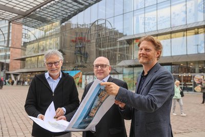 Kaufhof-Immobilieneigentümer Kurt Krieger, Oberbürgermeister Sven Schulze und Baubürgermeister Michael Stötzer (von links) stellen am Tag nach dem Votum im Stadtrat die Pläne für den Behördenumzug in den Glasbau vor.