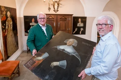 Joachim und Alexander von Schönberg (v. l.) mit einem Gemälde aus dem Jahr 1637, auf dem Barbara von Schönberg, geborene Lindemann, abgebildet ist. Es war unter dem Dielenboden eines Schuppens versteckt. 