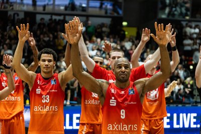 Das gab es in der vergangenen Saison nicht allzu oft zu sehen: Die Spieler der Niners Chemnitz feiern gemeinsam mit den Fans einen Sieg.