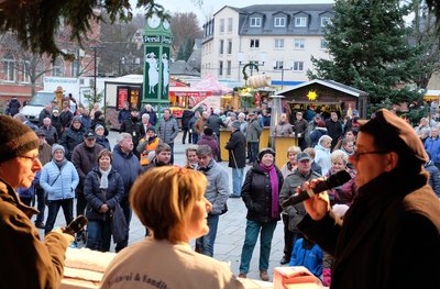 Hunderte Besucher beim Auftakt des Oelsnitzer Weihnachtsmarktes.